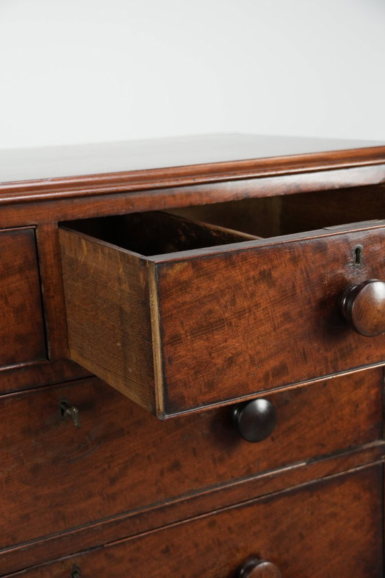 Image 1 of Statige antieke mahoniehouten Engelse ladekast uit de 19e eeuw met 5 lades en mooie warme donkere kleuren