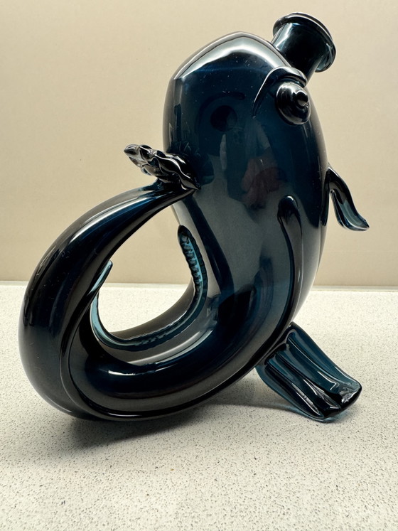 Image 1 of Prachtige Antieke Zweedse Glazen Vis-Karaf ‘Brännvinsfisk’ met Zilveren Dop (1953) – Hugo Gehlin voor Gullaskruf