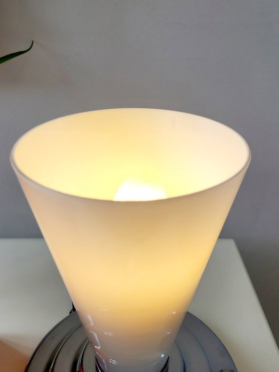 Image 1 of Lámpara de sobremesa con pantalla de cristal y base cromada