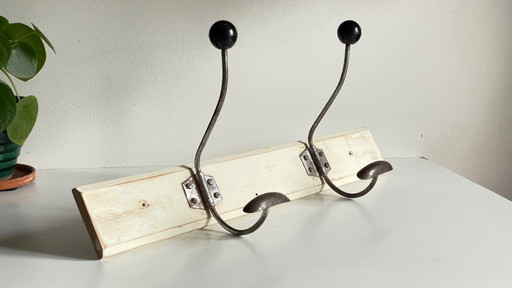 Antike Schulgarderobe, weißes Holz