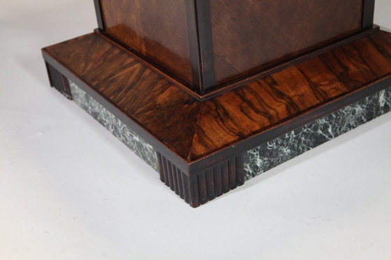 Image 1 of Art-déco-Esstisch aus Nussbaummaserholz mit Marmordetails
