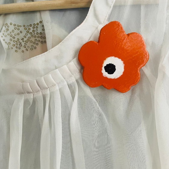 Image 1 of Broche en bois orange faite à la main inspirée de Marmekko