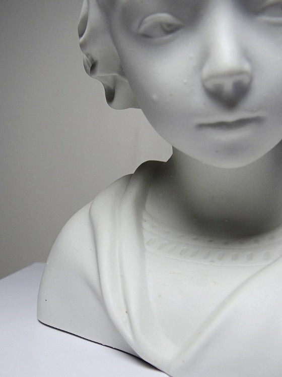 Image 1 of Busto de un niño en bizcocho de porcelana blanca de Limoges, obra de Camille Tharaud.