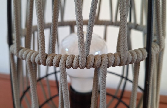 Image 1 of Lampada da tavolo, Rivisitazione, lampada da tavolo a corda, unica, in metallo a 5 anelli