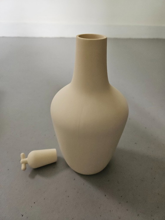 Image 1 of Jarra de agua del grifo | Jarra de agua de diseño con sistema de autoenfriamiento, hecha a mano en gres.