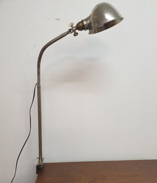 Lámpara de escritorio Zenith cromada con pinza, de Vossloh Werke, década de 1930.