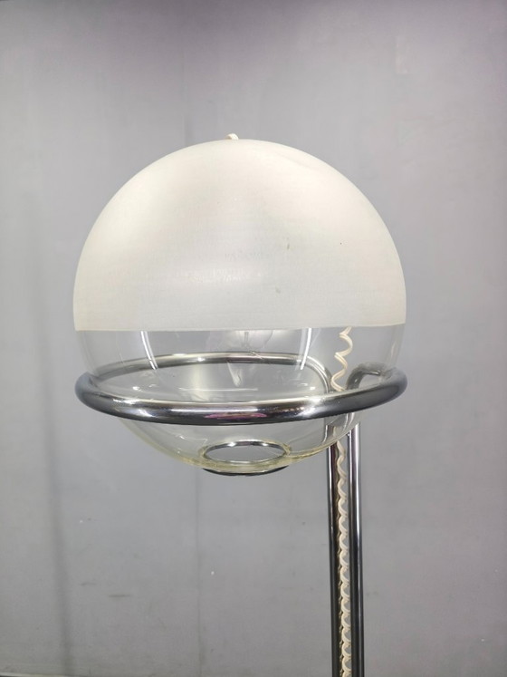 Image 1 of Lampadaire italien chromé à globe en verre, style Lenci, années 1970