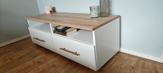 Image 1 of moderner TV-Schrank/Sideboard mit Eichenholzplatte und goldfarbenen Griffen