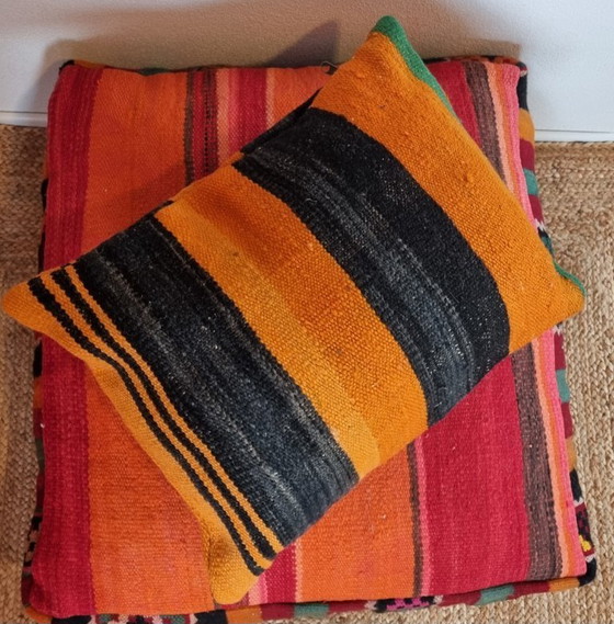 Image 1 of Set di pouf berberi vintage, cuscino da pavimento Kilim con cuscino decorativo