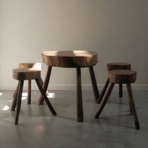 Brutalistische salontafel met 4 krukjes