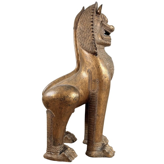 Par monumental de leones de templo tailandeses antiguos dorados al fuego (Singha) – Sello Dharmachakra – (photo 6 of 10)