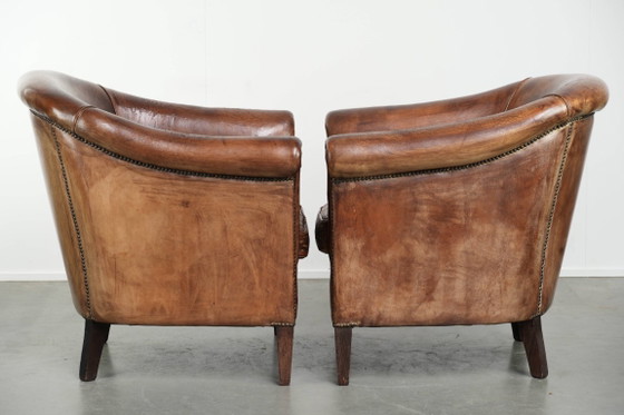 Image 1 of 2 fauteuils club vintage en peau de mouton, au look superbe et à l'assise confortable.