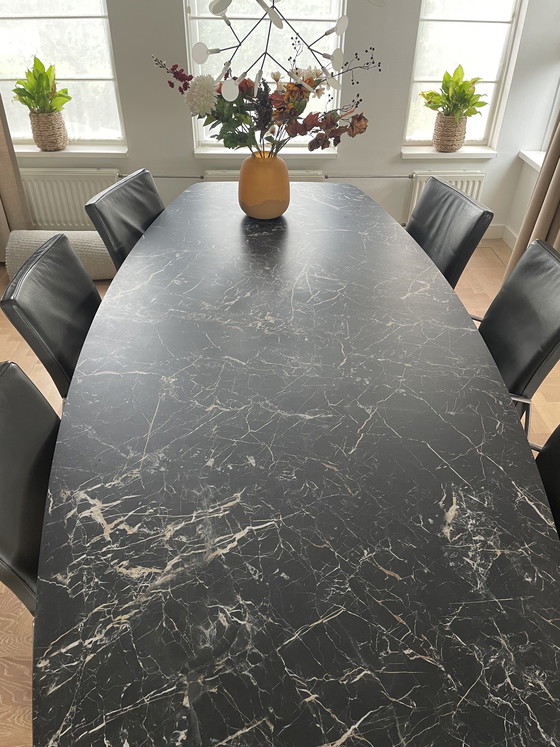 Image 1 of Mesa de comedor de cerámica con diseño único