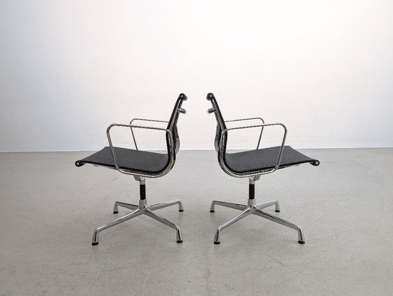 Image 1 of Set van 2 Vitra EA108 bureaustoelen, Charles Ray Eames mesh design