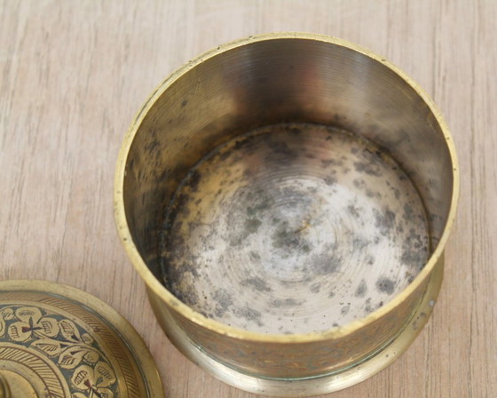 Image 1 of Pot à tabac/encens indien, en laiton émaillé, vintage milieu du XXe siècle