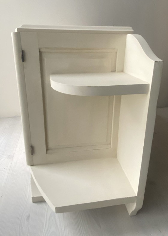 Image 1 of Mesita de noche Art Déco: profundo contraste entre la madera de nogal y la pintura color crema.