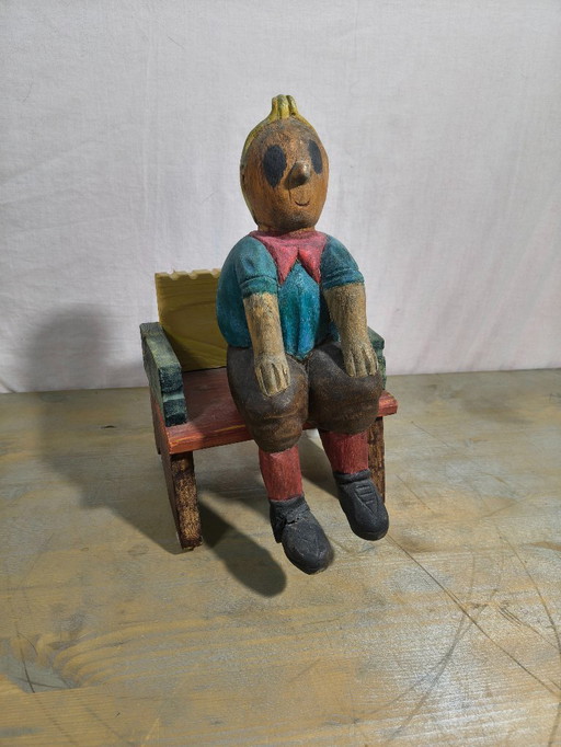 Kuifje op een houten bankje 