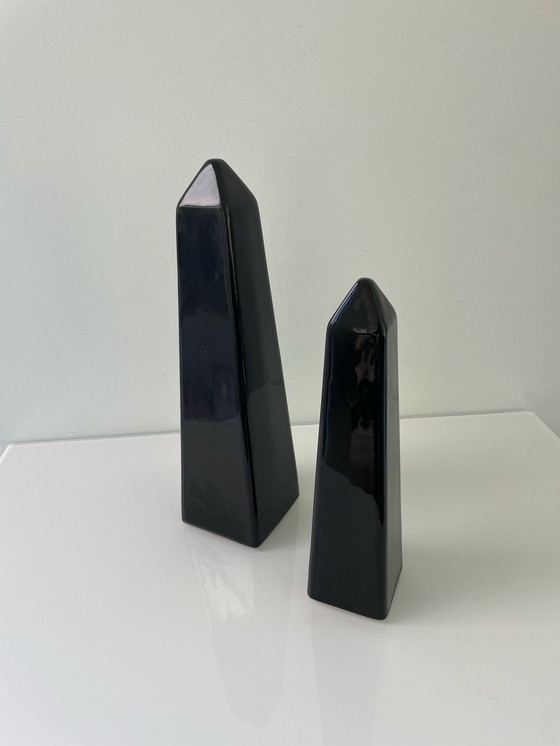 Image 1 of 1980er Jahre Satz von zwei Keramik-Obelisken, Memphis-Stil