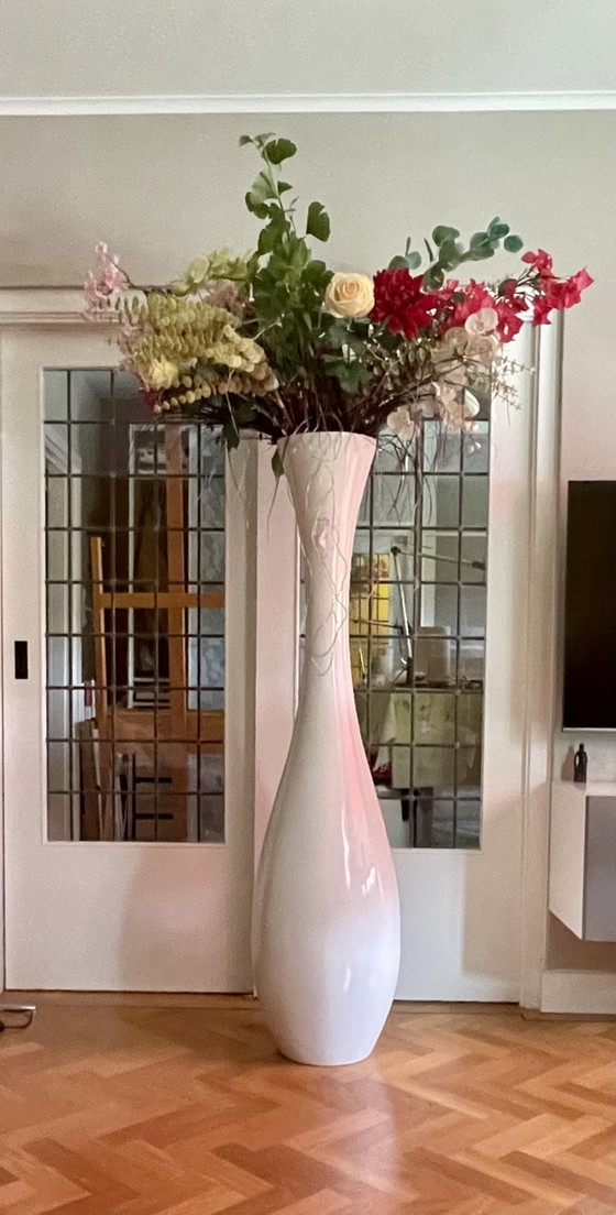 Decoratieve grote vaas met kunstbloemen. – Decoratieve objecten, Plastic (photo 3 of 10)