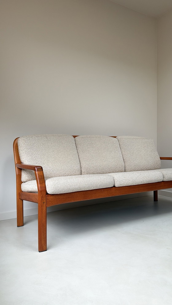 Image 1 of Canapé Dyrlund vintage en bois avec coussins beiges