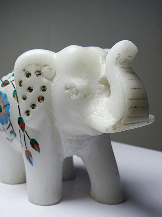 Image 1 of Elefante indiano decorativo in alabastro intarsiato con pietre, artigianato vintage