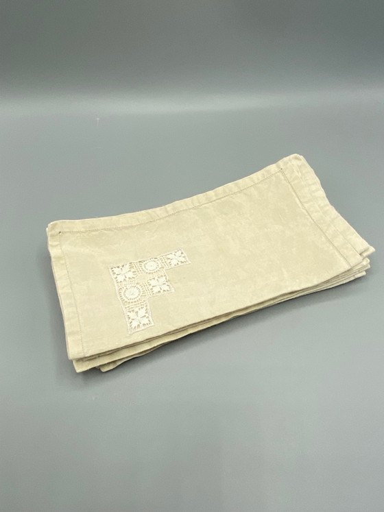 7 antieke linnen theeservetten met opengewerkt kant – monogram F – Decoratieve objecten (photo 5 of 5)