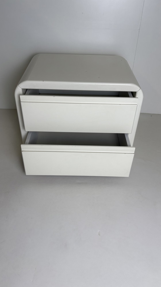 Image 1 of 2 comodini vintage in legno massiccio Space Age bianco con cassetti su rotelle