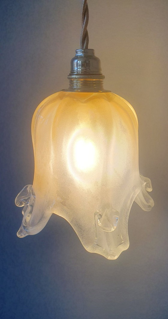 Image 1 of Lampada a sospensione vintage in Murano dalla forma a campana morbida e ondulata.