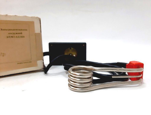 Calentador de agua soviético antiguo con sensor de apagado