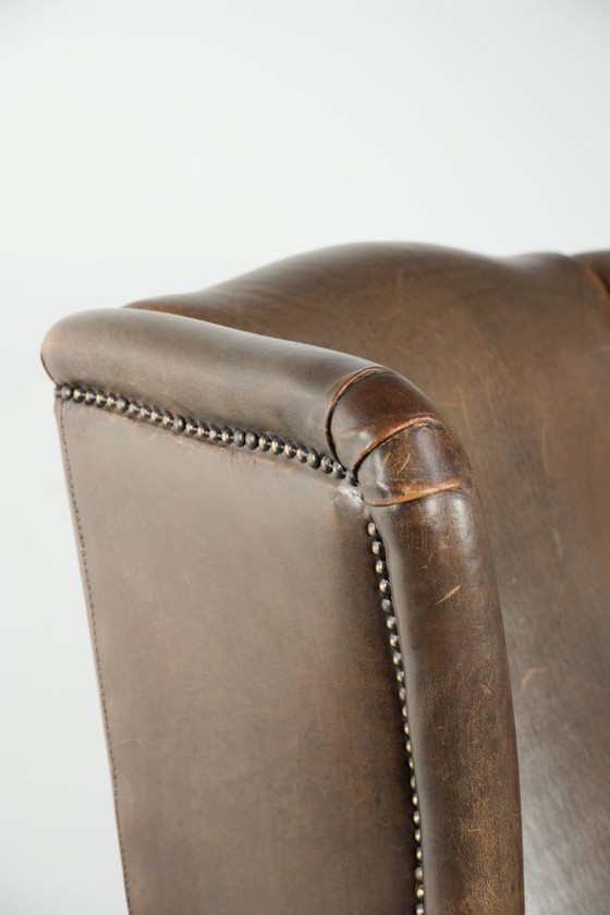 Image 1 of Grote karaktervolle schapenleren oorfauteuil met mooie warme kleuren en een prachtig patina in Engelse stijl