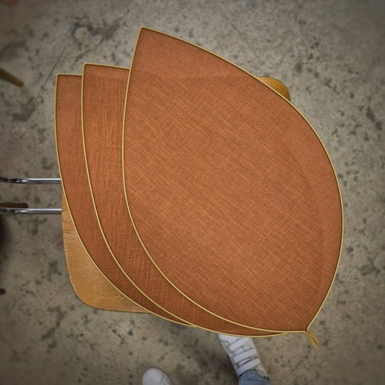 Image 1 of Hängeleuchte Blume, Modell Alba, 3 Blütenblätter goldfarbene Metallstruktur und Stoff (Farbton nach Wunsch)