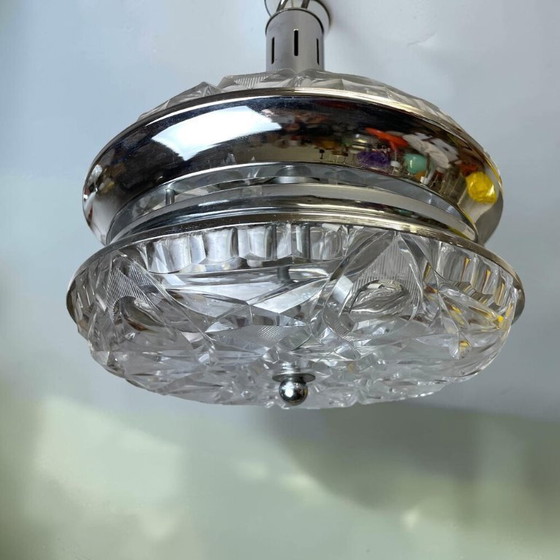 Lampada a sospensione in stile moderno italiano a forma di UFO, con vetro tagliato e cromo, anni '70. (photo 4 of 15)