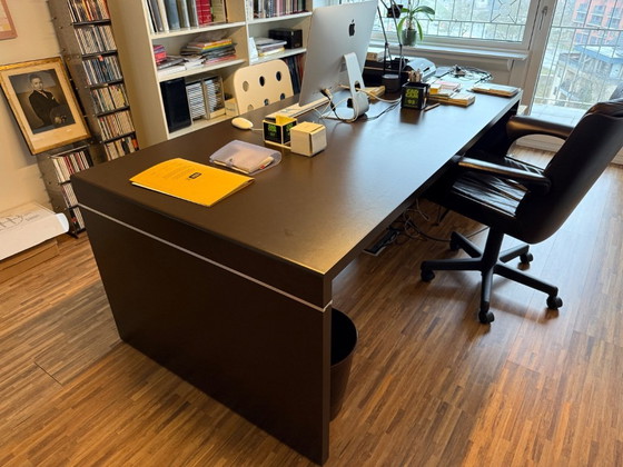 Image 1 of Escritorio moderno marrón oscuro con cajonera, en excelente estado.