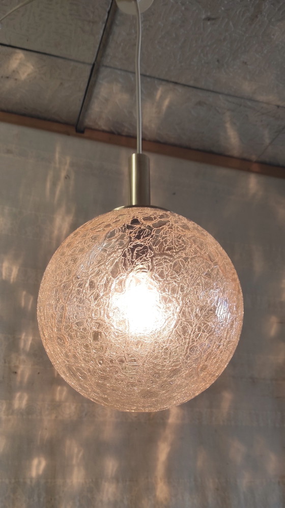 Image 1 of Lámpara colgante de diseño de los años 70 en cristal ámbar y latón dorado.