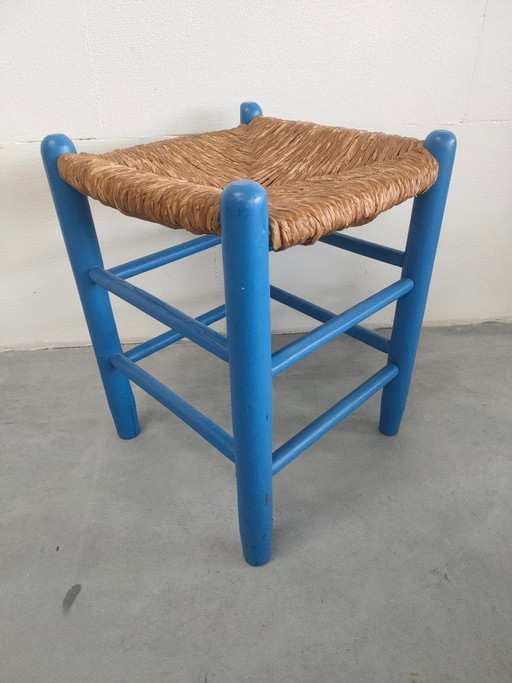 Tabouret en bois bleu avec assise tressée