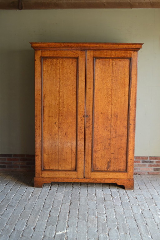 Mobile antico in legno di quercia.