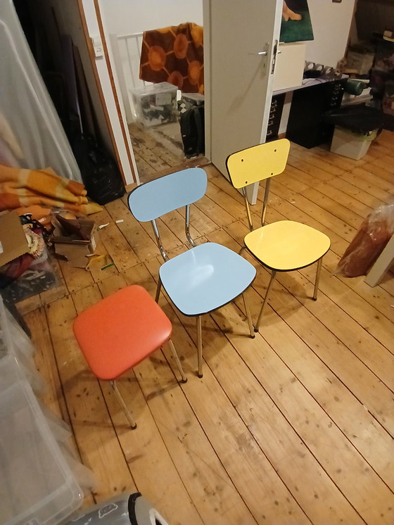Image 1 of Formica-Möbel, 2 Stühle und 1 Hocker, Primärfarben