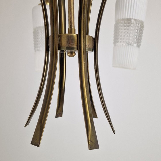 Image 1 of Lampadario italiano di metà secolo in ottone con paralumi in vetro stile Murano, anni '60