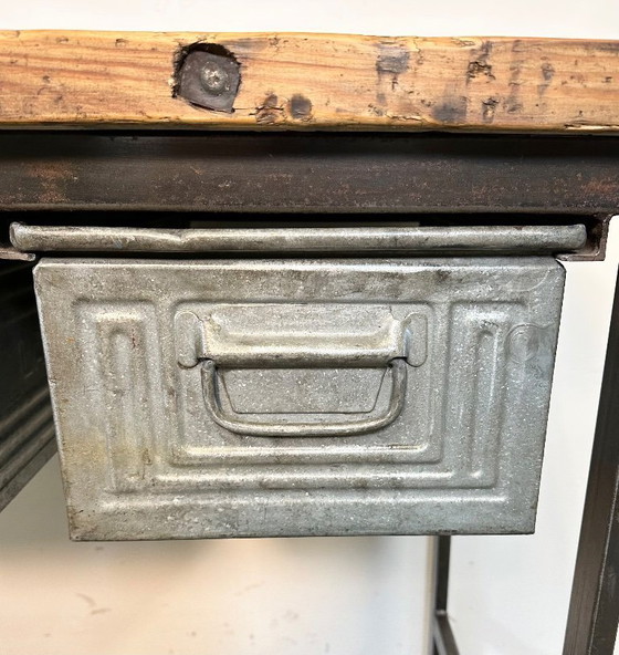 Image 1 of Table de travail industrielle à trois tiroirs en fer, années 1960
