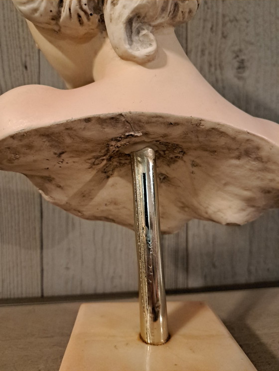 Image 1 of Barocke Büste einer französischen Frau mit Hut: Marmorsockel