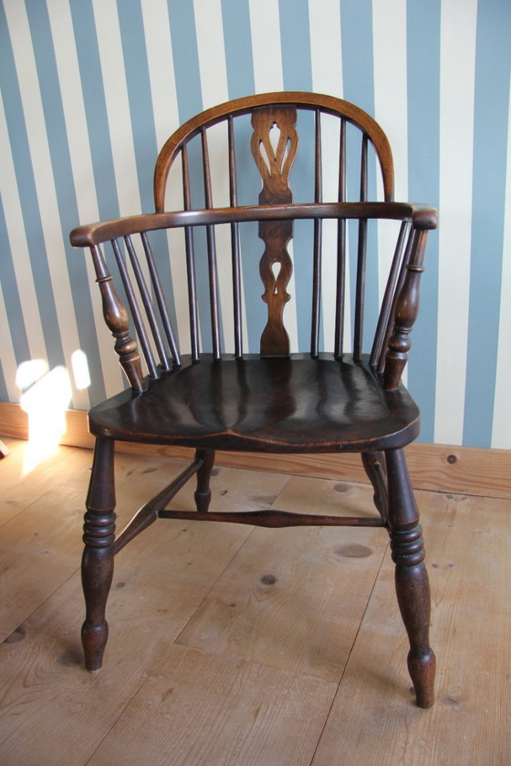Image 1 of Silla Windsor antigua inglesa con respaldo bajo