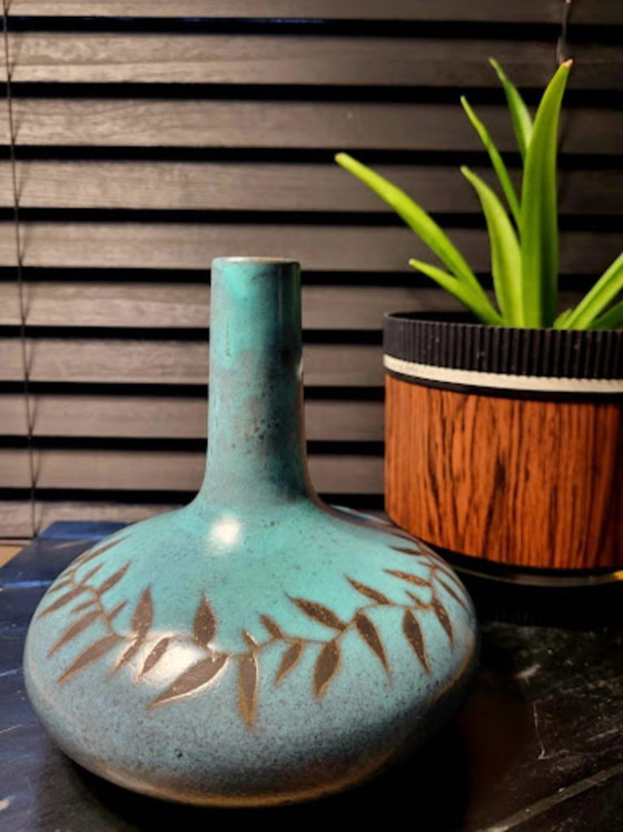 Image 1 of Vaso vintage in terracotta, con design astratto e decorazione a foglie.