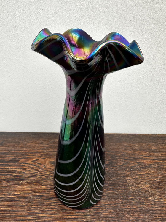 Image 1 of vaas rétro en Verre Irisé à striés et col en volant H P21 cm