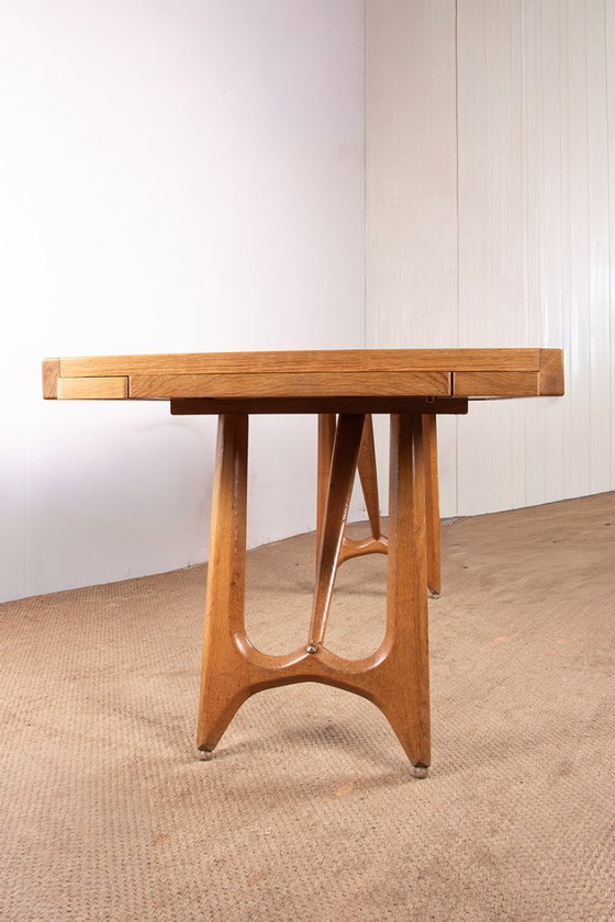Image 1 of Gran mesa de comedor extensible de roble, diseñada por Guillermo y Chambron para Votre Maison en 1960.