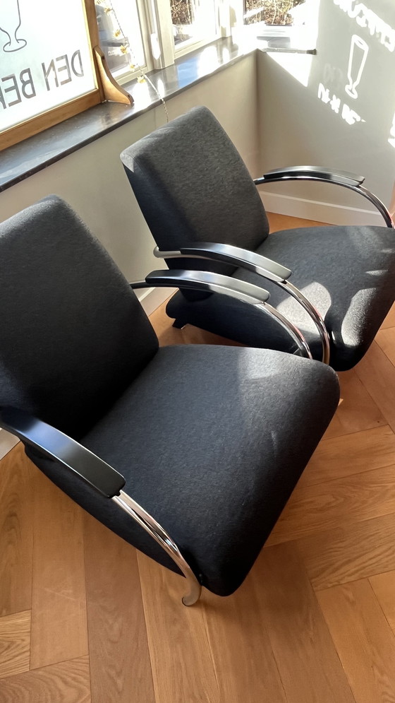 Image 1 of Twee Gelderland 5470 design fauteuils zwart gestoffeerd 