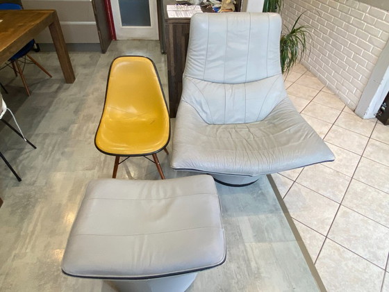 Image 1 of Mantis draaibare loungestoel met leren voetenbank van Gerard Van Den Berg, vintage jaren 70.