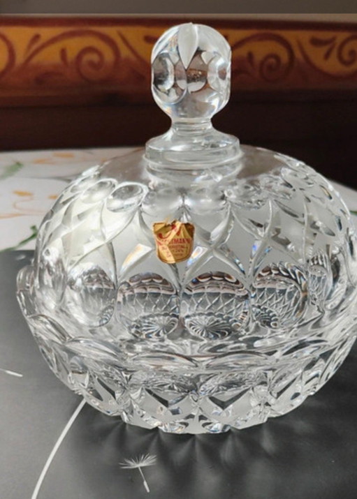 Le porte-bonbons en cristal au plomb est produit par la marque allemande Nachtmann.