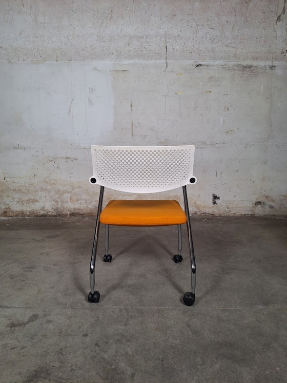 Image 1 of Vitra Visavis / Visavis 2 bureaustoel met wielen – wit en oranje