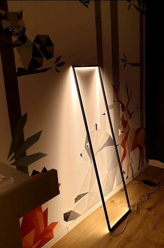 Image 1 of Vloerlamp met kroonlijst – Minimalistische handgemaakte lichtsculptuur van Tommaso Cristofaro