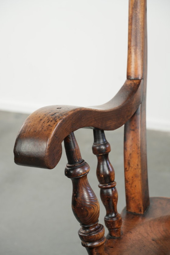 Image 1 of Antiker englischer Windsor-Spindelstuhl aus Holz mit einer wunderschönen Farbgebung aus dem frühen 19. Jahrhundert